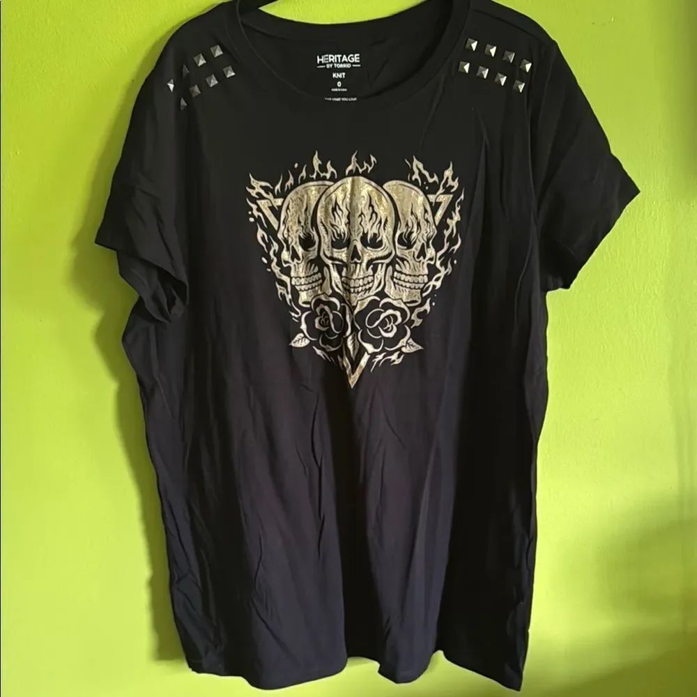 NWOT Torrid Black Stretch Skull Tee Shirt With Shoulder Studs Size 0 Plus